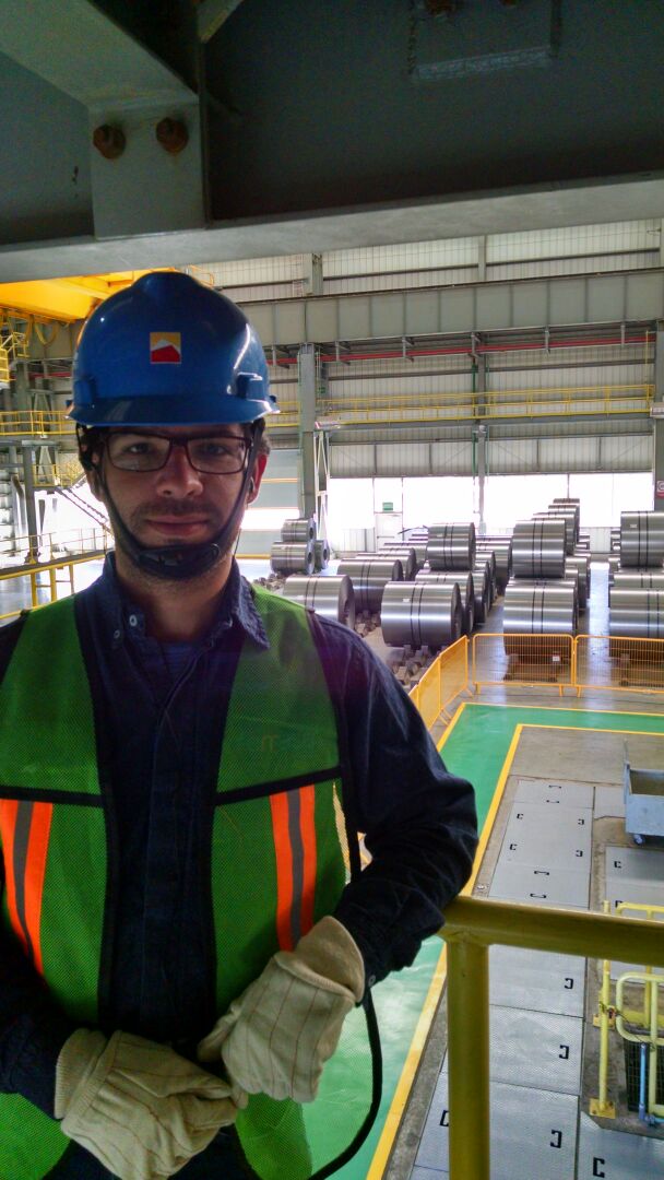 Persona en una planta de produccion